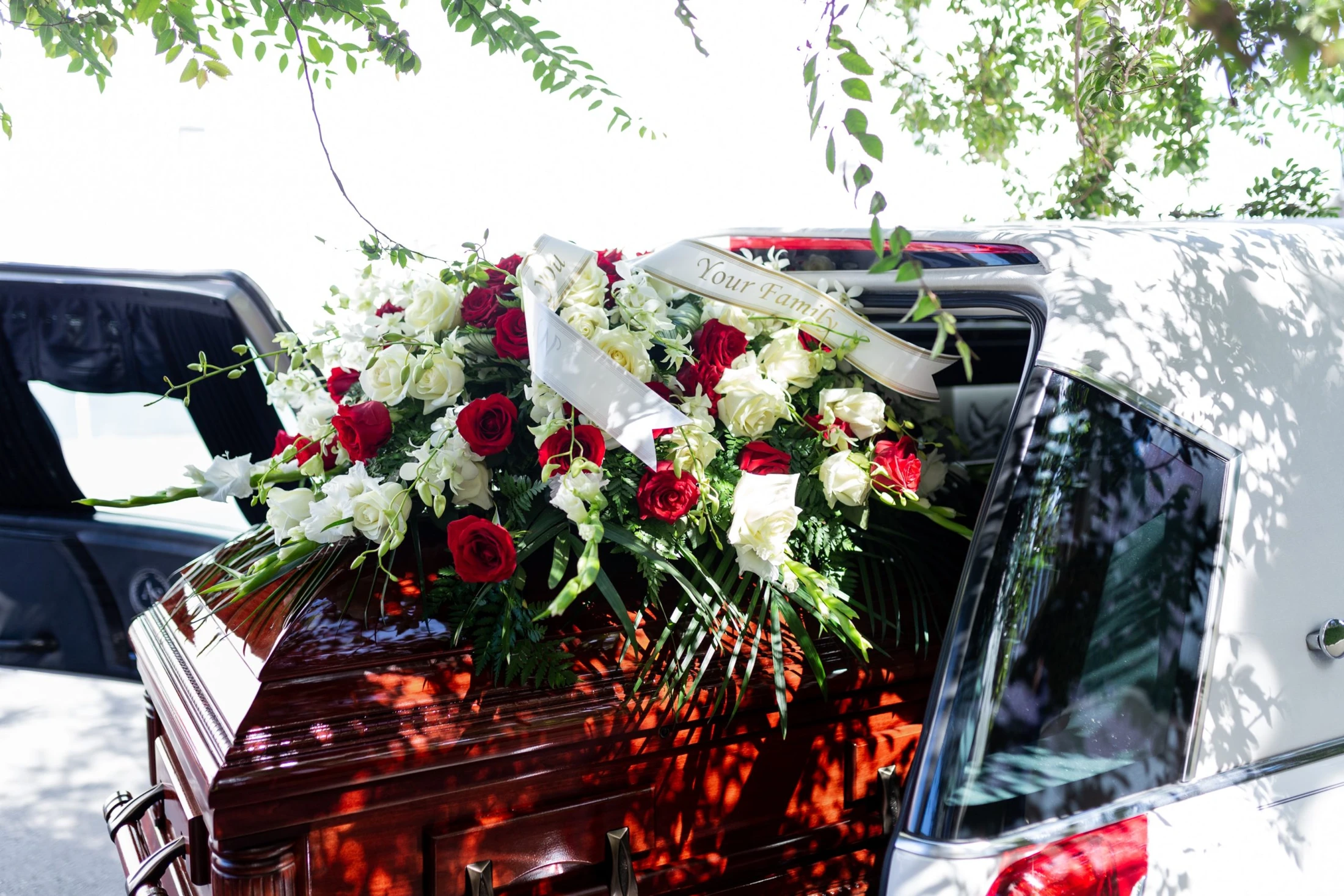 Des fleurs accompagnant un cercueil, photographie du site Brodard