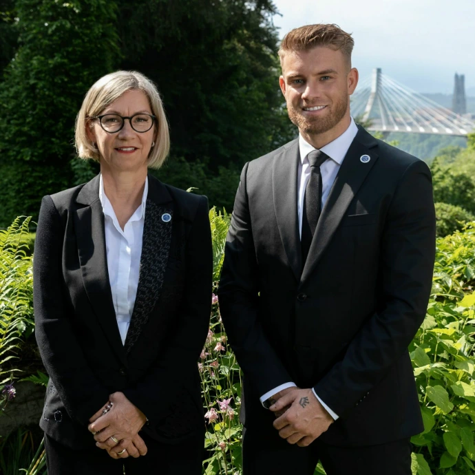 Grégory et Sylvianne Brodard devant la maison Brodard